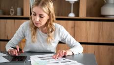 Mujer haciendo cálculos para la declaración de la Renta