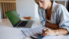 Mujer haciendo la declaración de la Renta