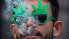 Un entusiasta del cannabis celebra la legalización parcial de la droga en Alemania.