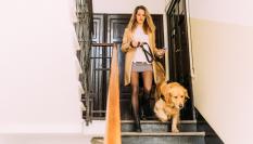 Imagen de archivo de una mujer bajando a la calle con su mascota.