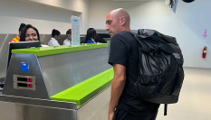 Luis Rubiales, expresidente de la RFEF, en el mostrador de facturación del aeropuerto de Punta Cana.