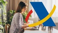 Mujer realizando la declaración de la Renta 2023-2024