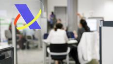 Varias personas en una oficina de la Agencia Tributaria.
