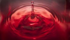 Detalle de una gota de sangre cayendo.