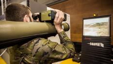 Imagen de archivo de un soldado operando un simulador de lanzacohetes.