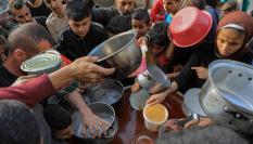 Palestinos recibiendo alimentos y ayuda humanitaria en la Franja de Gaza