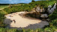 Playa de Gulpiyuri, en Asturias.