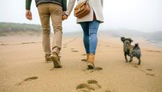 Una pareja paseando por la playa