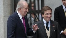Juan Carlos I junto a Almeida.