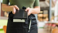 Una camarera atendiendo.