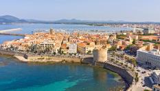 Vista área de Alguer en la isla de Cerdeña (Italia).
