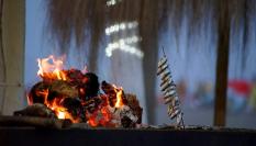 Brochetas de sardinas a la parrilla en la barbacoa