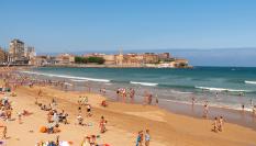 Imagen de archivo de la playa de San Lorenzo, en Gijón (Asturias).