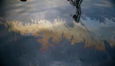 Imagen de archivo de una mancha de hidrocarburos en agua.