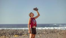 Joven se hidrata después en Fuerteventura