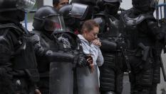 Una partidaria del exvicepresidente ecuatoriano Jorge Glas fuera de la cárcel de La Roca de Guayaquil.