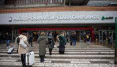 Imagen de archivo de personas entrando en la estación de Chamartín-Clara Campoamor