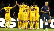 Mbappé mira mientras que los jugadores del FC Barcelona celebran el gol del 2-3