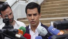 El abogado de la familia de Arrieta en España, Juan Gonzalo Ospina, atiende a los medios este jueves.