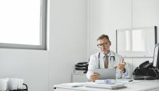 Imagen de archivo de un médico en su consulta.