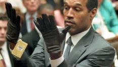 O. J. Simpson, probándose los guantes en el juicio