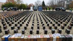 Varios agentes de Policía muestran el alijo incautado en un operativo contra el tráfico de drogas en el Complejo Policial de Canillas, en Madrid