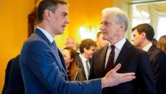 El primer ministro noruego, Jonas Gahr Store, recibe al presidente Pedro Sánchez en Oslo.