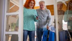 Una pareja entrando en su casa de vacaciones.