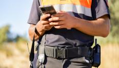 Un agente poniendo una multa.