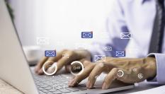 Un hombre escribiendo un correo electrónico.