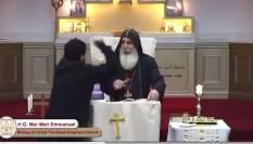 Captura del vídeo retransmitido en directo en el momento en el que el atacante se dispone a apuñalar al sacerdote.