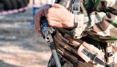 Soldado caminando con un rifle