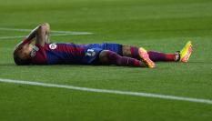 El delantero del FC Barcelona Raphinha se lamenta durante el partido frente al PSG