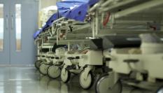 Imagen de archivo de varias camillas en el pasillo de un hospital.