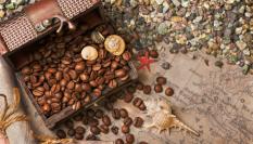 Imagen de granos de café en un cofre.