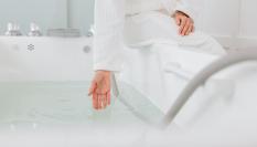 Imagen de una persona junto a una bañera.