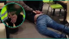 Momento de la detención de uno de los dos arrestados por secuestrar a un ciudadano sueco en Málaga y exigirle un rescate de medio millón de euros en criptomonedas.