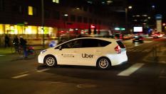 Un vehículo de Uber circula de noche por las calles de Berlín.