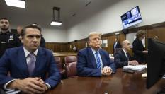 Donald Trump, entre sus abogados, asiste al primer día del juicio del caso Stormy Daniels.