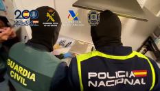 Dos agentes de la Policía Nacional y Guardia Civil en la operación conjunta contra el narcotráfico en El Estrecho.