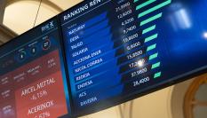 Imagen de archivo de los paneles de la Bolsa de Madrid, con el indicador de Naturgy.