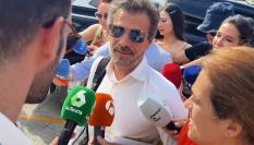 Rodolfo Sancho, padre de Daniel Sancho, a las puertas de a corte provicnica de Ko Samui.