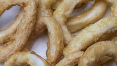 Imagen de archivo de anillas de calamar rebozadas.