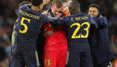 Lunin, portero del Real Madrid, felicitado después de ganar al Manchester City.