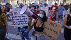 Trabajadores de tecnológicas protestan contra Google y Amazon por sus contratos con el gobierno israelí.