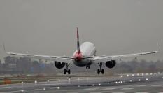 Un avión, en pleno aterrizaje