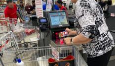 Una clienta de Costco paga por su compra en un supermercado de Florida.