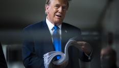 Donald Trump, a su salida de la sala en la que desarrolla el juicio por los pagos a una actriz porno para comprar su silencio.