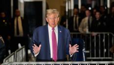 Donald Trump posa a su entrada a la Corte de Manhattan