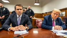 Donald Trump y su abogado, Todd Blanche, en la Corte Penal de Manhattan